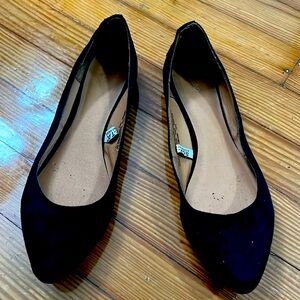 Pointed women’s flats